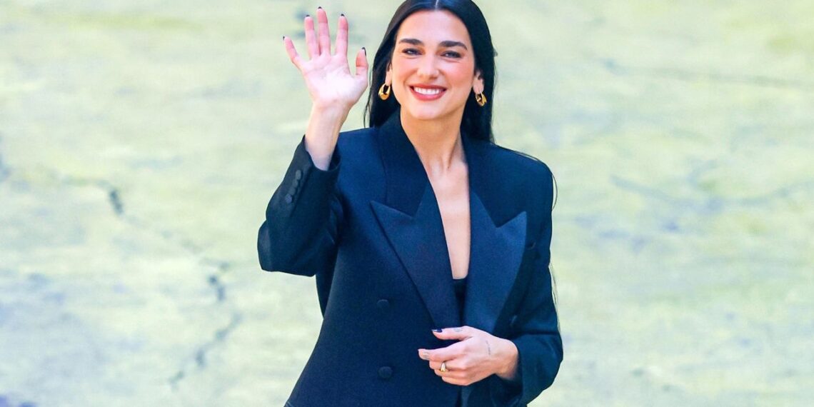 Dua Lipa llevó en Chile los zapatos pumps elegantes que veremos más allá de la oficina en Primavera-Verano 2025