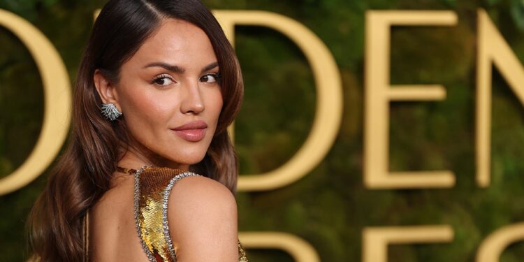 Eiza González es la mexicana mejor vestida en los Golden Globes 2025 con un vestido dorado de Gucci