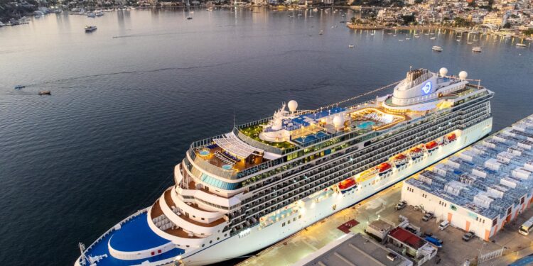 Llega a Acapulco el crucero MS Vista con cientos de turistas