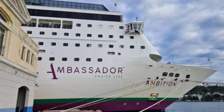 Puerto de La Habana recibe visita del crucero británico Ambition por primera vez