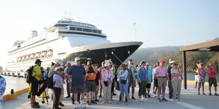 Y llega primer crucero del 2025 a Huatulco