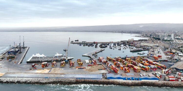 Puerto de Arica recibe nave de Azamara Cruises
