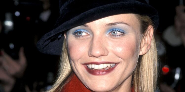 El maquillaje de los 90 está de vuelta: las sombras azules son tendencia esta Primavera-Verano 2025