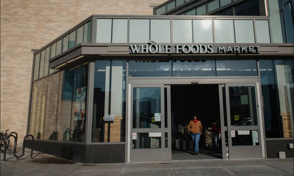 Empleado de Whoole Foods Market salindo del establecimiento. Foto La Hora: New York Times