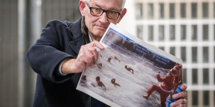 “Hago los viajes a través del objetivo”