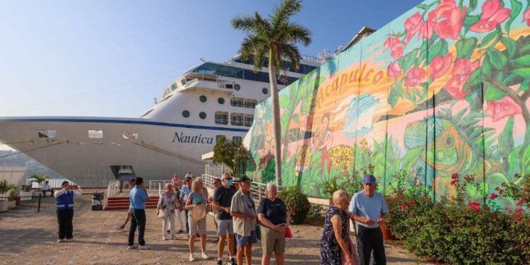 Arriba a Acapulco primer crucero del 2025 con 636 pasajeros