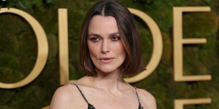 Keira Knightley lleva el vestido negro Chanel perfecto para un corte de cabello bob en los Golden Globes 2025