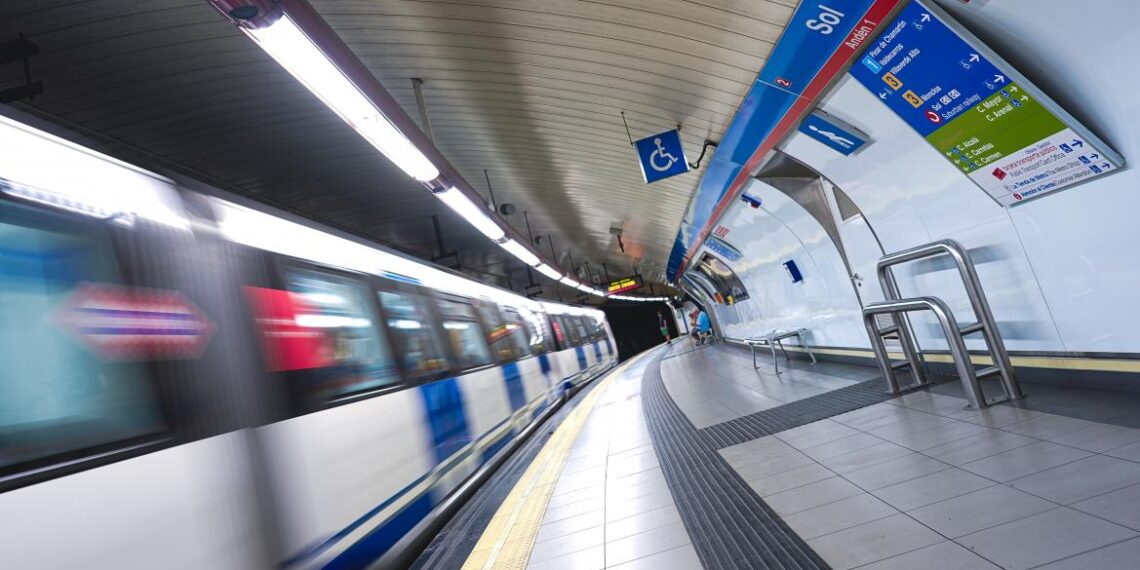 Tren en la estación de Metro de Sol