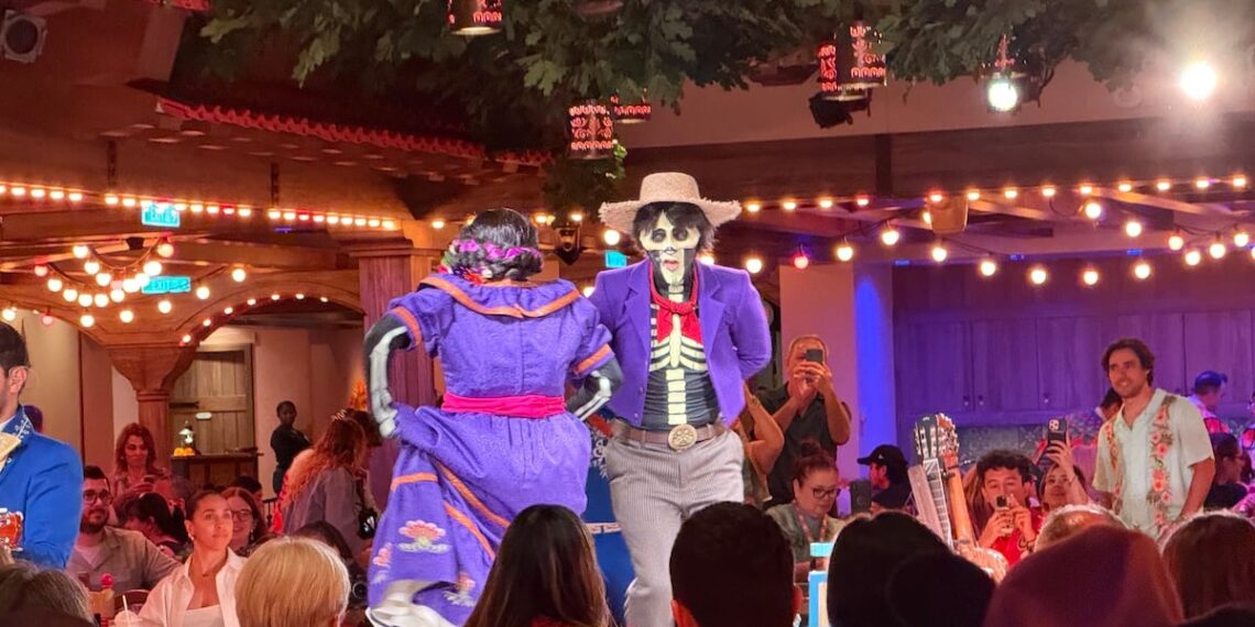 Papá Héctor se reuné con Mamá Imelda y MIguel en la Plaza de Coco.