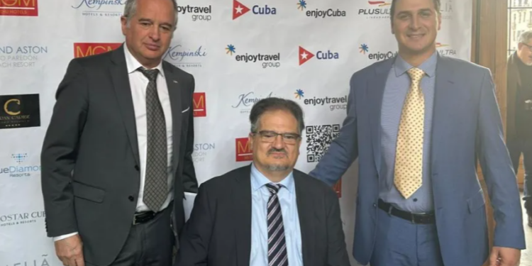 Yuniel Mesa, CEO de Enjoy Travel Group, junto a ejecutivos españoles.