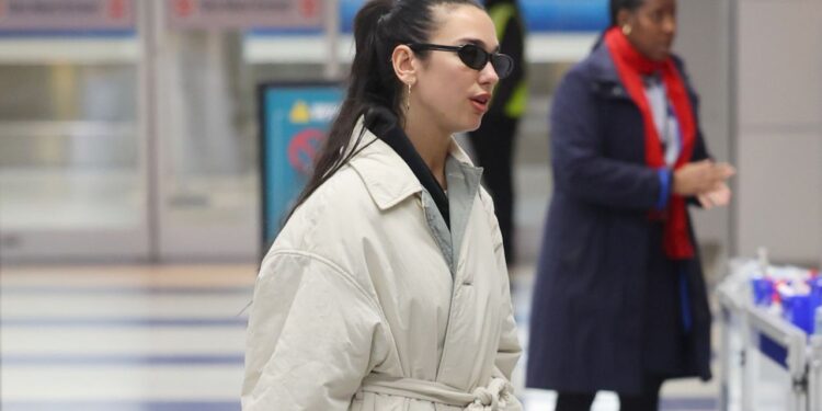 Dua Lipa mostró los tenis chunky de Puma x A$AP perfectos para ir cómoda al aeropuerto