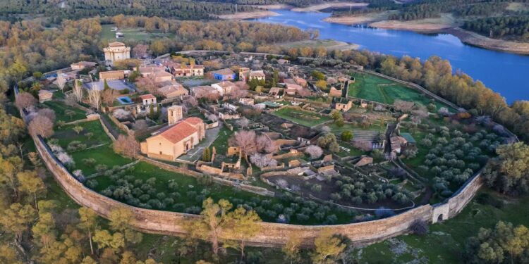 El increíble pueblo de Cáceres donde no vive nadie pero recibe miles de turistas todos los días