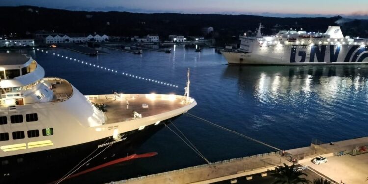 La madrugadora visita del «Renaissance» que ha estrenado el año de cruceros en Maó