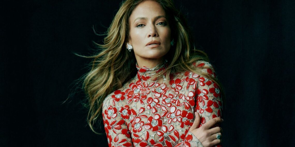 Jennifer Lopez lleva las uñas elegantes chocolate cereza que dominarán la temporada
