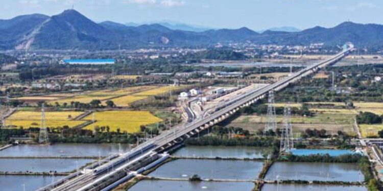 imagen de Trenes de alta velocidad de China proporcionan mayoría de viajes de pasajeros por ferrocarril en 2024