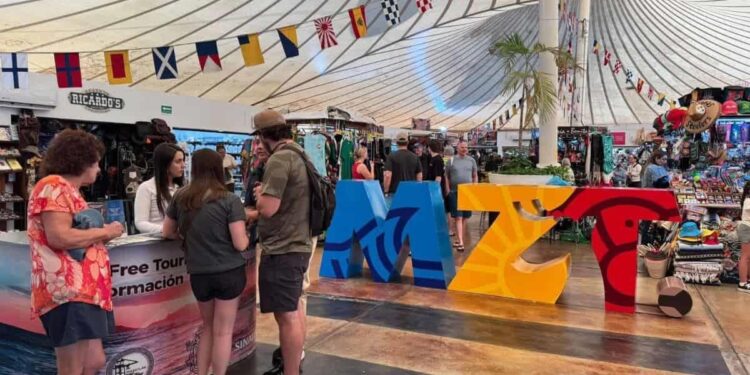 Recibe Mazatlán sus primeros 2 cruceros del 2025; el Norwegian Joy y el Carnival Panorama