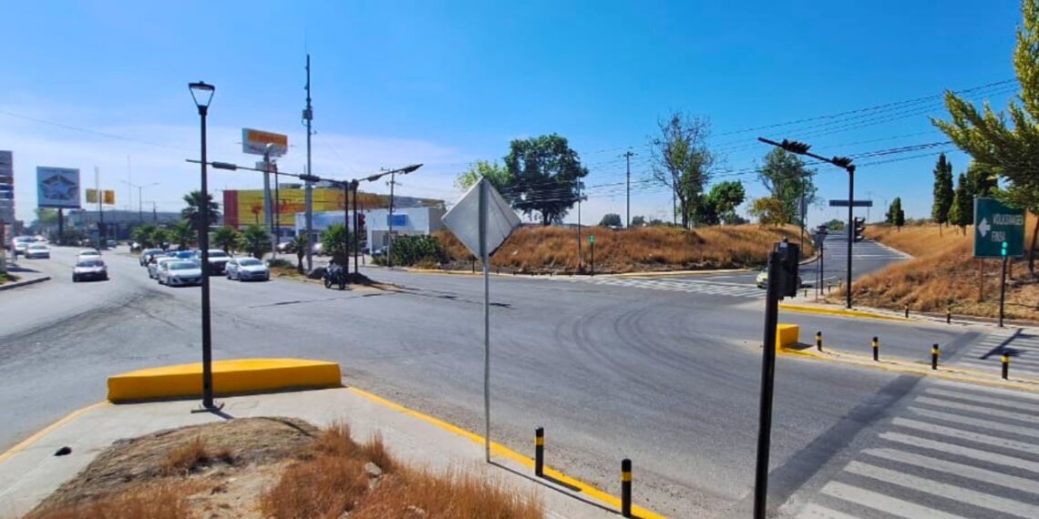 En beneficio de transeúntes y automovilistas, instalan circuito de semaforización en crucero Cuatro Caminos