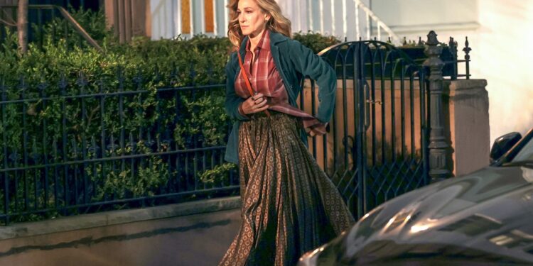 Qué faldas llevar con qué blusas elegantes para ir a la oficina en Primavera-Verano 2025