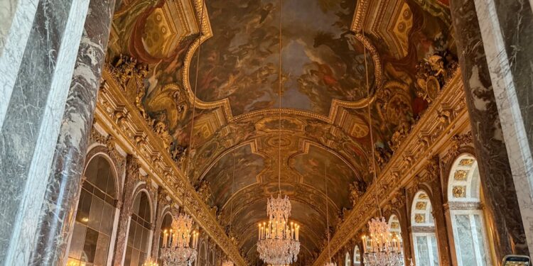 Visitantes en el Salón de los Espejos del Palacio de Versalles, en Francia. (Foto: Gregorio Mayí)