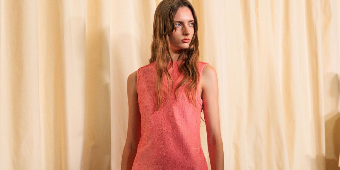 Qué vestidos rosas llevar y cómo llevarlos en Primavera-Verano 2025