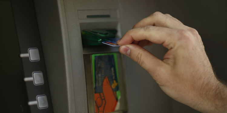 Bancos, viajes, seguros, vehículos y vivienda, los sectores que reciben más quejas de los valencianos, según Avacu