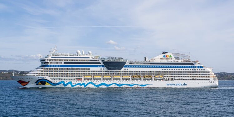 Evacuada una pasajera enferma del crucero 'Aidamar' que se encontraba a más de 200 millas de Tenerife