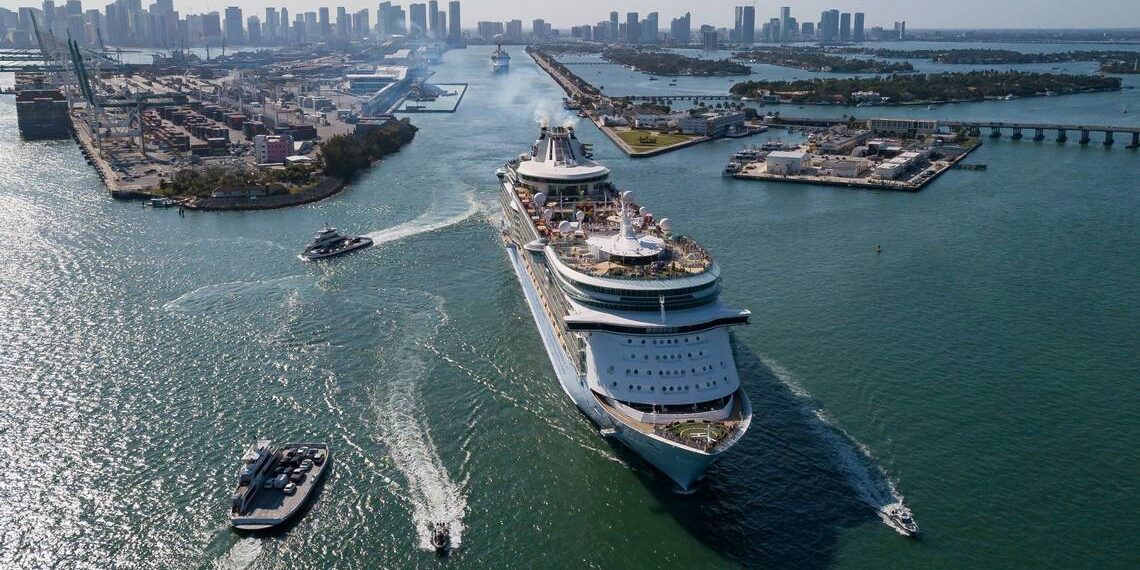 Un barco de Royal Caribbean sale de PortMiami el viernes 12 de abril de 2024.