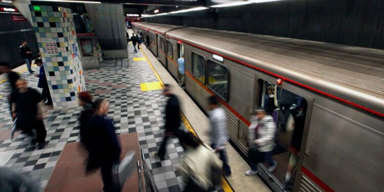 Metro ayuda con viajes gratuitos durante crisis de incendios en Los Ángeles