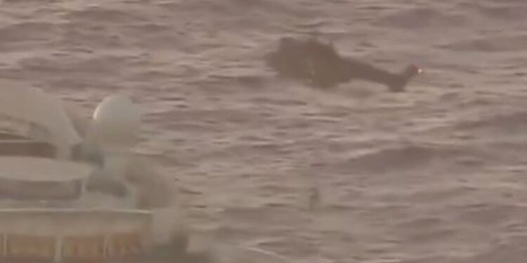 un helicóptero del Ala 46 del Ejército del Aire rescata a una pasajera de un crucero cerca de la isla de El Hierro