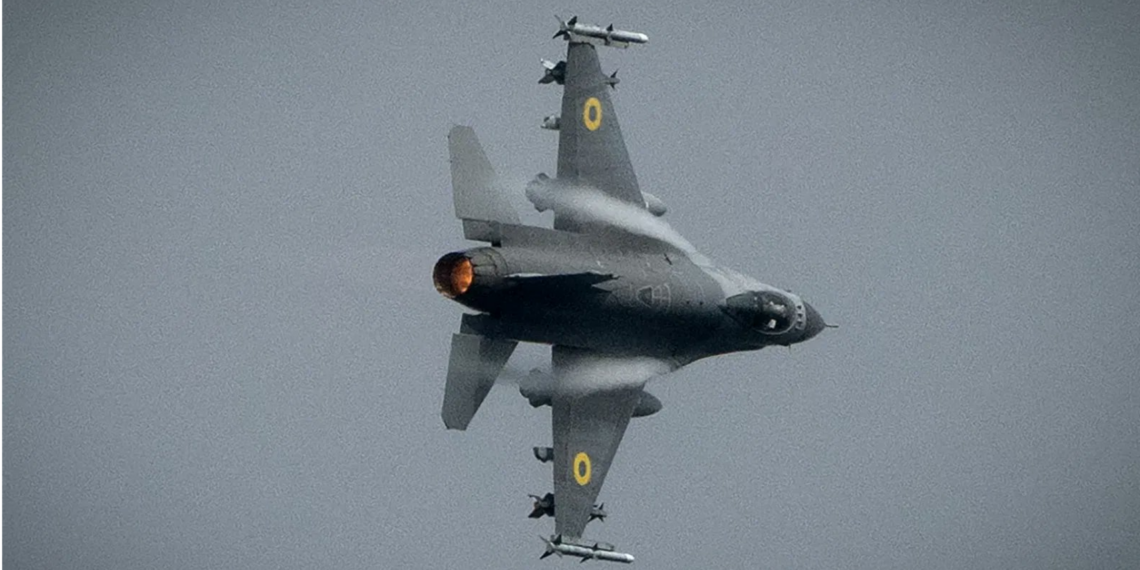 Caza F-16 ucraniano