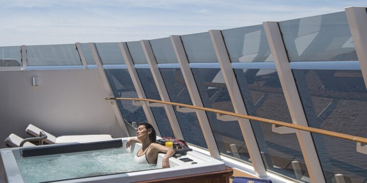 Un barco dentro de un barco: cómo es la experiencia de viajar en crucero con lujo y exclusividad desde Uruguay