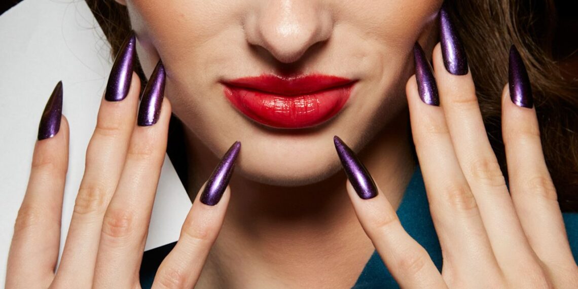 Uñas holográficas, la manicura con brillo y elegancia para llevar en febrero 2025