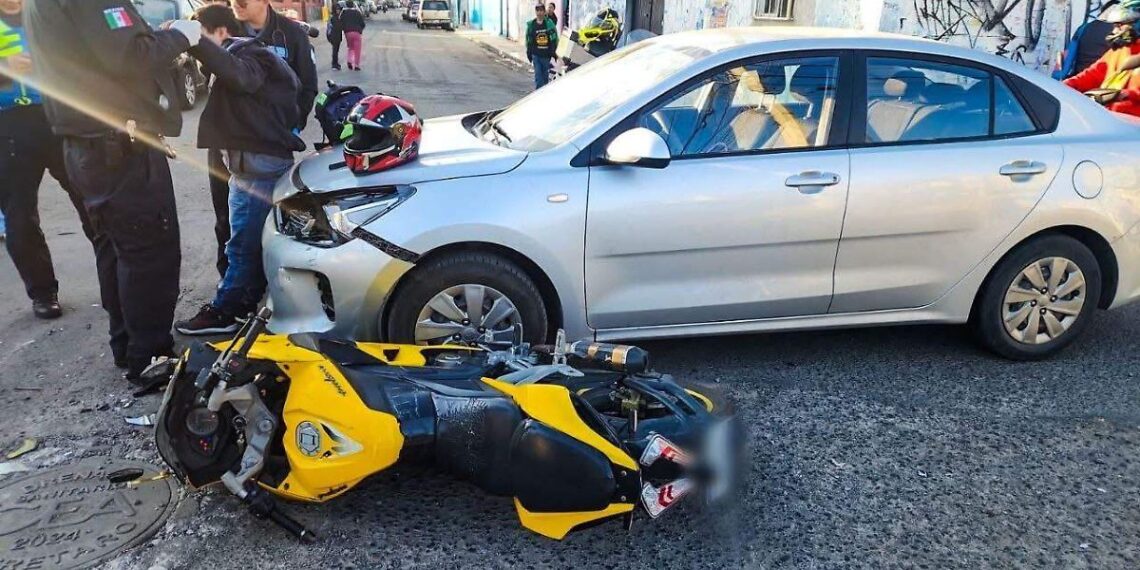Auto embiste a moto en crucero de Carrillo Puerto  - Diario de Querétaro