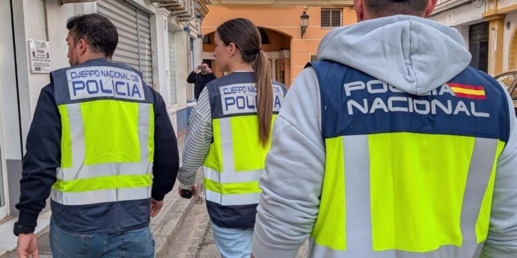 Detenida la empleada de una agencia de viajes de La Línea (Cádiz) por un delito continuado de estafa