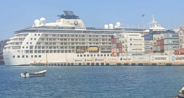 Se encuentra en el puerto, el mayor barco crucero residencial del mundo