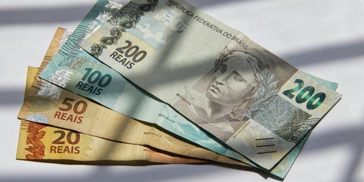 Aumentan los viajes: compra de reales por parte de chilenos crece más de 200%