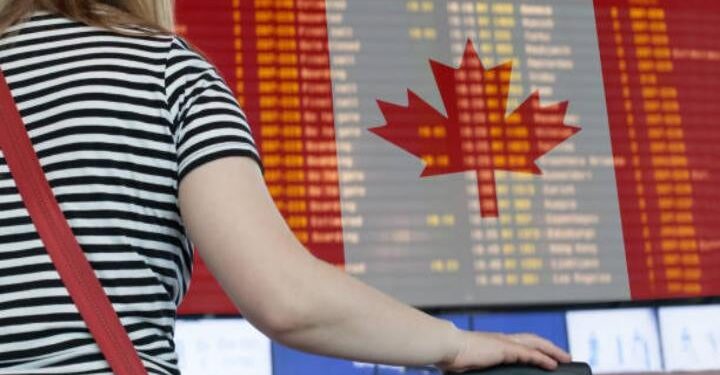 Canadienses cancelan viajes y prohíben alcohol estadounidense tras aranceles de Trump