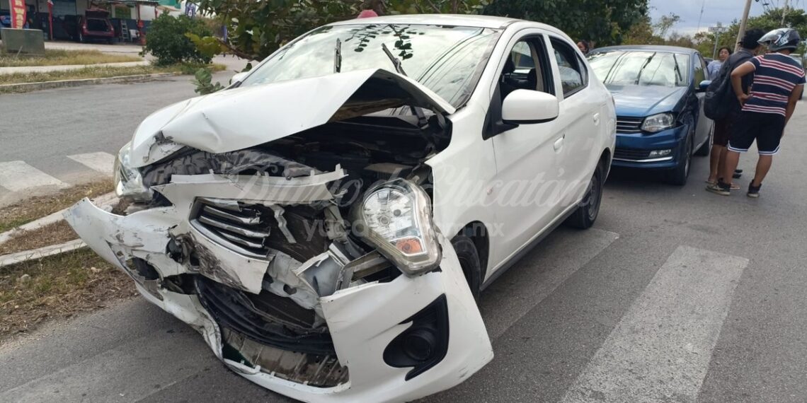 Tres vehículos estuvieron involucrados en un accidente en peligroso crucero de Juan Pablo II, en Mérida