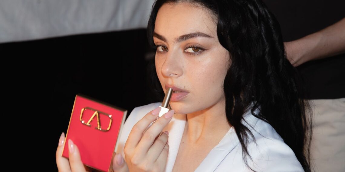 Charli xcx comparte su look de belleza para los Grammy 2025 en exclusiva con Vogue