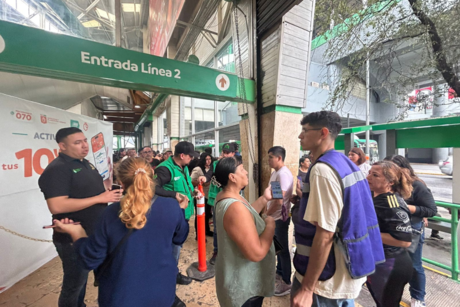 Usuarios acuden a la Estación Cuauhtémoc para recibir 10 viajes mensuales gratis