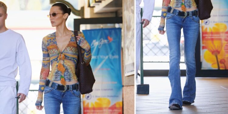 Cómo llevar jeans acampanados a la cadera de los 2000 como Bella Hadid en Primavera-Verano 2025