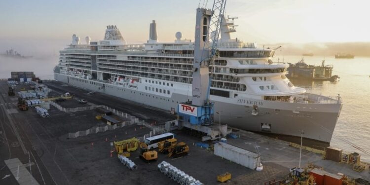 Crucero que realiza vuelta por Sudamérica arriba al Puerto de Valparaíso