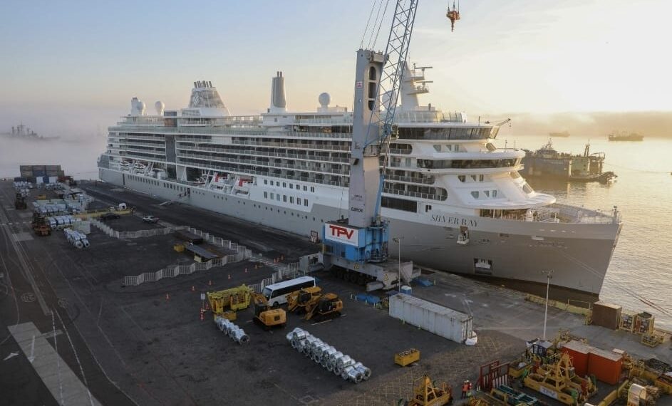 Crucero que realiza vuelta por Sudamérica arriba al Puerto de Valparaíso