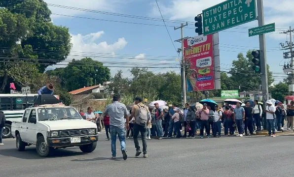 Bloquean maestros de la S-22 cruceros de Fonapas y ADO en la Ciudad de Oaxaca