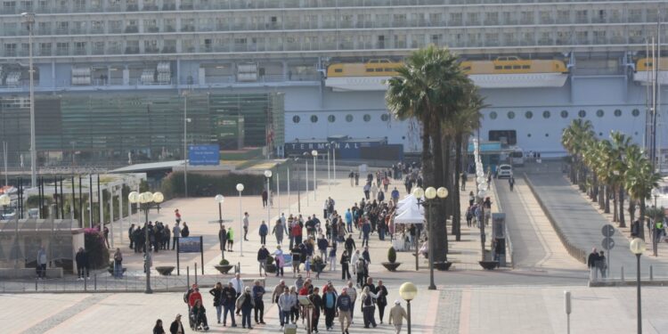 El primer gran crucero del año atraca en Cartagena: el Allure of the Seas arriba con más de 5.000 pasajeros