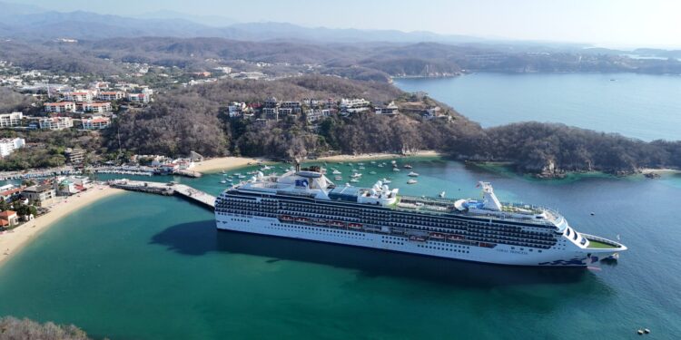 El crucero Coral Princess arriba a Huatulco, Oaxaca