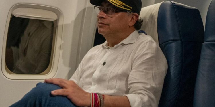 Congreso busca regular los viajes del presidente con nueva reforma constitucional