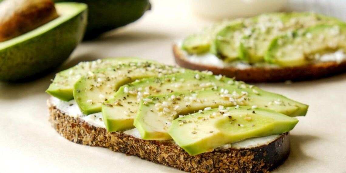 Una tostada de aguacate.