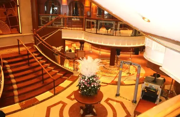 El lujoso crucero “Queen Victoria” que llegó a Coquimbo con casi tres mil personas a bordo