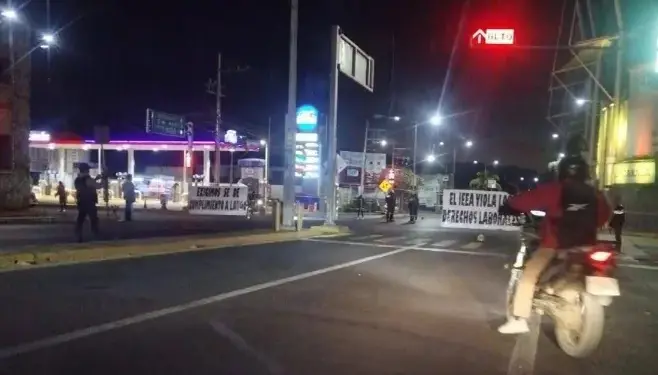 Trabajadores del IEEA cerraron por algunos minutos el crucero del Estadio de Béisbol